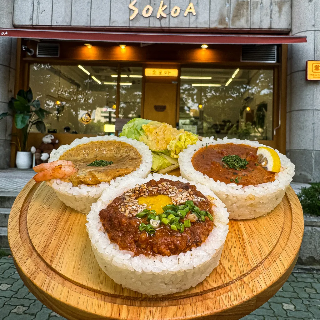 소코아 매장 전경 - 대표 메뉴와 함께